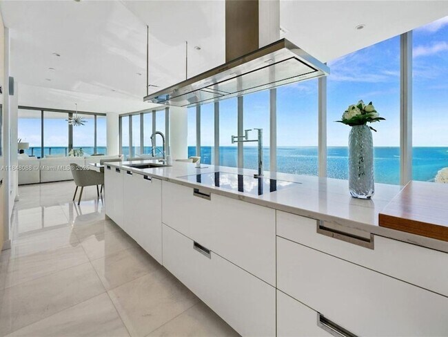 Building Photo - 15701 Collins Ave
