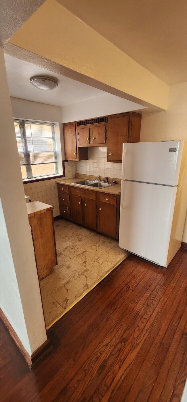 Building Photo - ** MOVE-IN SPECIAL. Half Off 1st Months Rent** 1 5 a Half-Bedroom Apartment with Bonus Room & Ref...