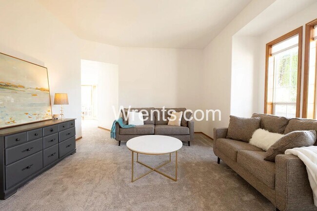 Building Photo - Beautiful 6 bed Highly Desirable Colbert Area!