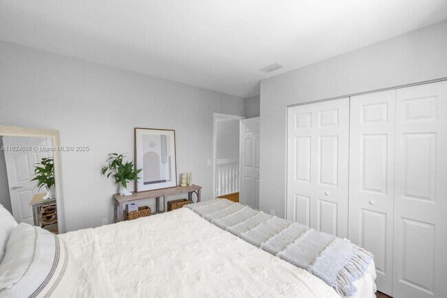 Building Photo - 9650 SW 9th Ct