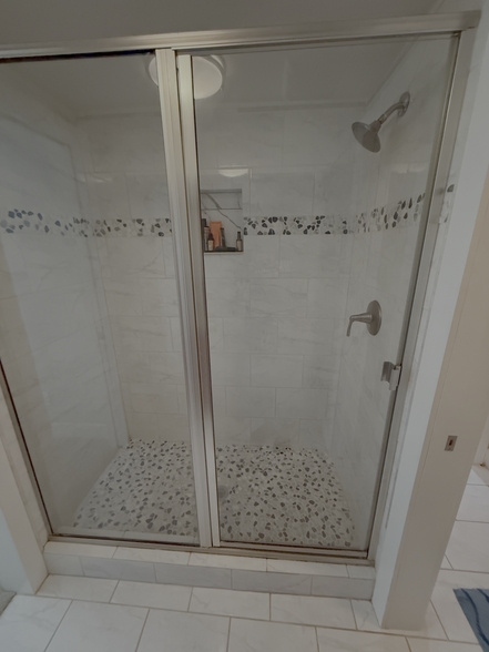 basement shower - 4626 MacArthur Ln