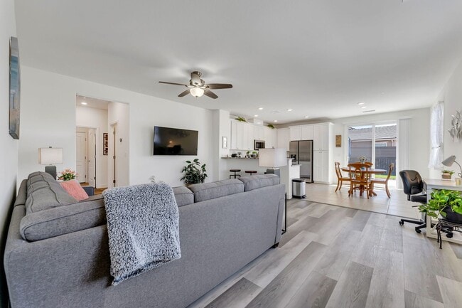 Building Photo - FULLY FURNISHED SPANISH SPRINGS HOME WITH HOT TUB & UTILITIES INCLUDED
