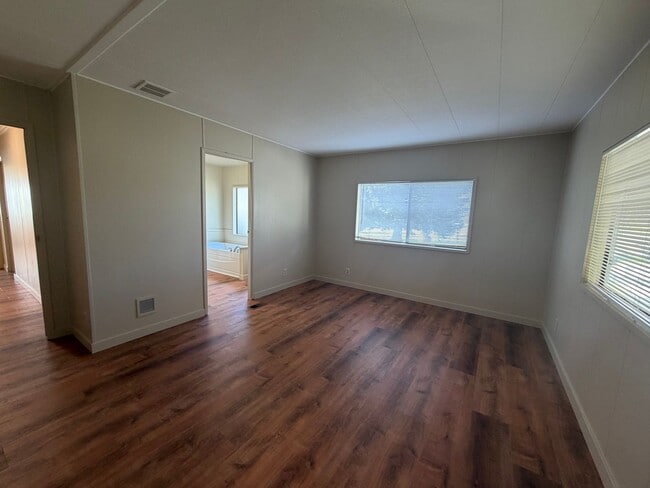 Building Photo - 3 Bedroom, 2.5 Bath - Three Bay garage