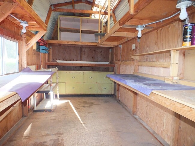 Building Photo - 2/1 1200 sf Rescue retreat - water included!