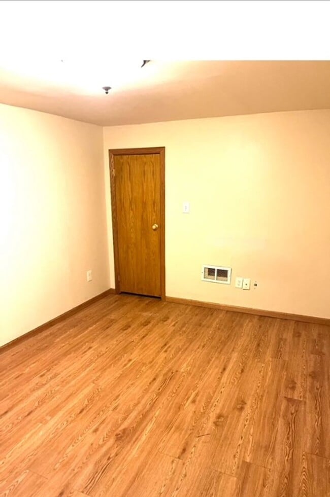 Building Photo - Awesome 3 BR/1 BA End-Unit Townhome in Min...
