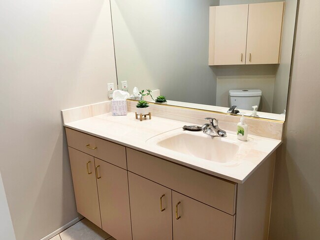 Building Photo - 540 E Monaco Pl