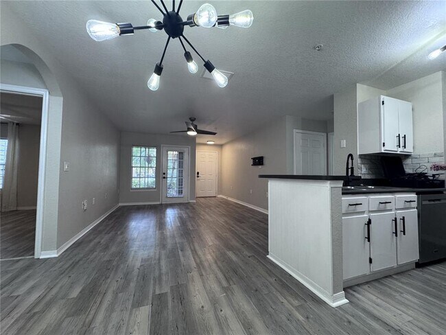 Building Photo - 8932 Manor Loop