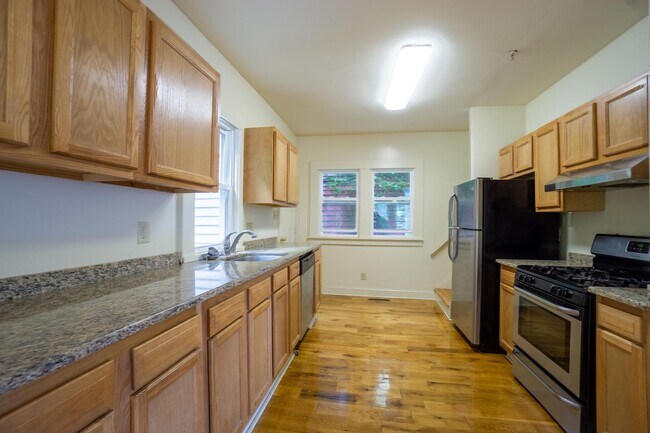 Building Photo - Available 8/1/26 - Single Family Home With...