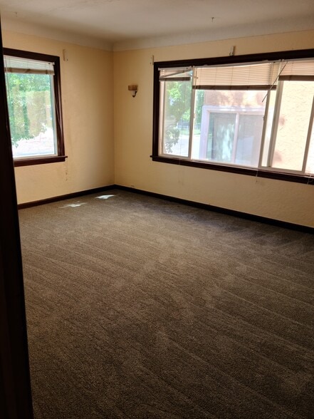 living room - 945 E Lander St