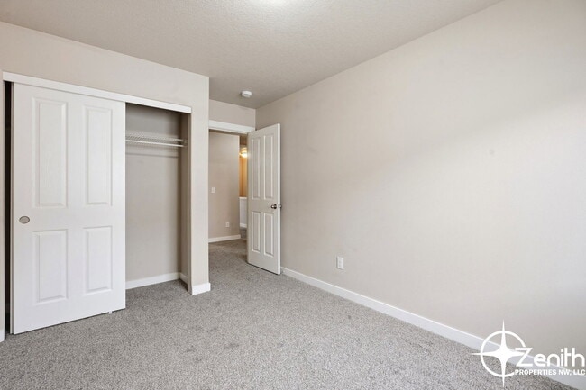 Building Photo - 5616 NE 74th Ct