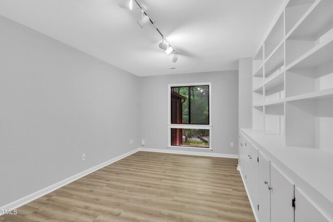 Building Photo - Spacious and Renovated 3BR Townhome in Cha...