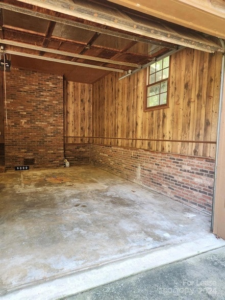 Building Photo - 9000 Oakridge Dr