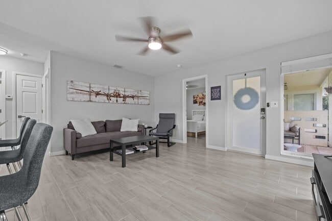 Building Photo - 1007 NE 9th Ct