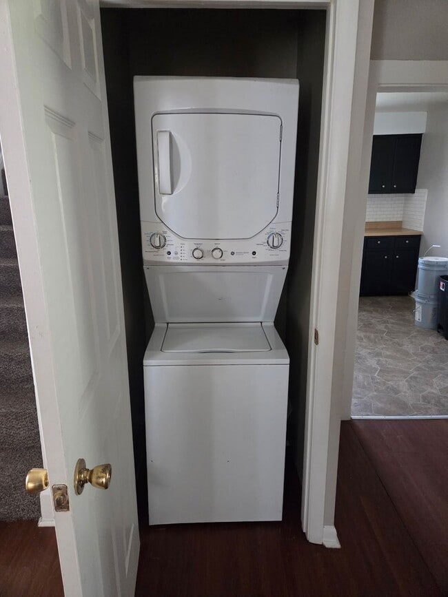 Building Photo - Remodeled 2 bed unit, ready for a new family