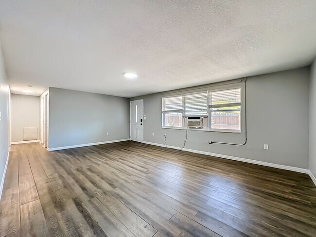 Building Photo - 702 21st Ave W