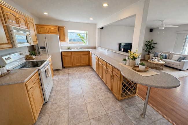 Building Photo - Large 3BD/2BA w/ Private Backyard!