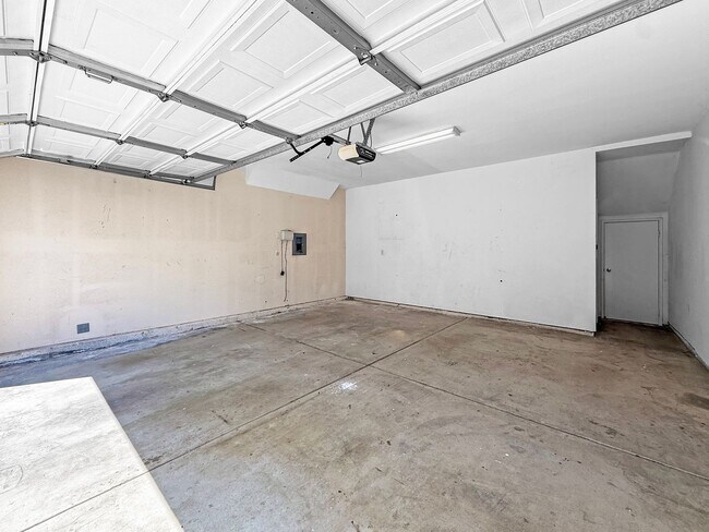 Building Photo - Beautifully Upgraded 3BR/2.5BA Townhome in...