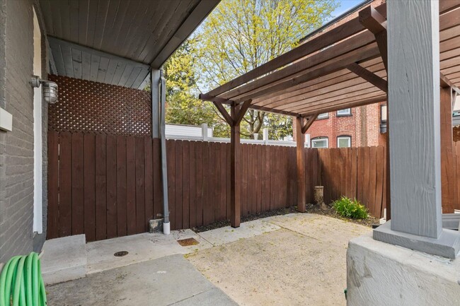 Building Photo - Beautiful 3BR 2.5 BA Townhouse in Downtown...