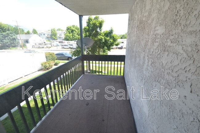 Building Photo - 233 E Hill Avenue