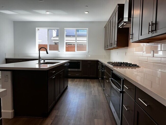 Building Photo - Beautiful 4 bedroom new home in Sierra wes...
