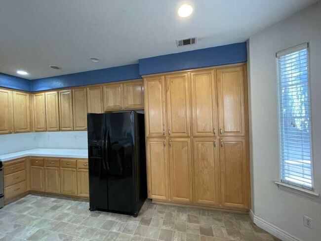 Building Photo - 208 Abigail Cir