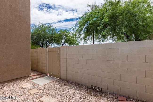 Building Photo - 2027 E University Dr