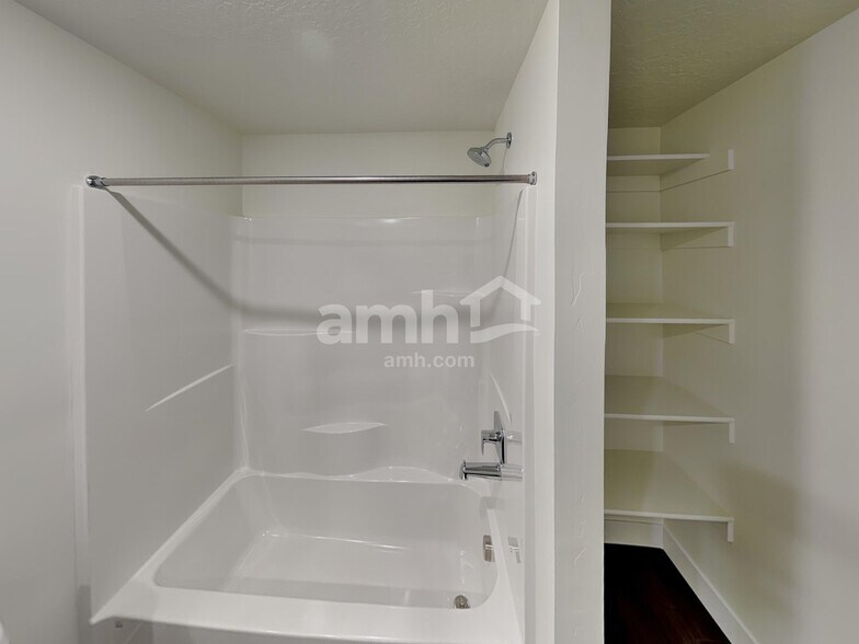 Building Photo - 1221 Redbud Dr