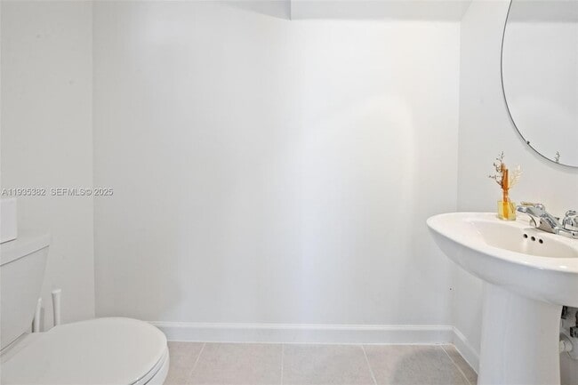 Building Photo - 2400 SE 29th St