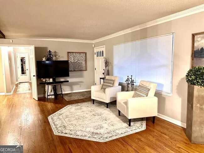 Building Photo - 2805 Pine Hill Dr