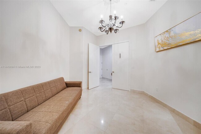 Building Photo - 15811 Collins Ave