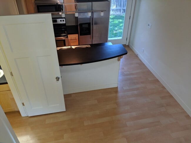 Building Photo - Desirable 2 bed, 2.5 bath Lincoln Park tow...