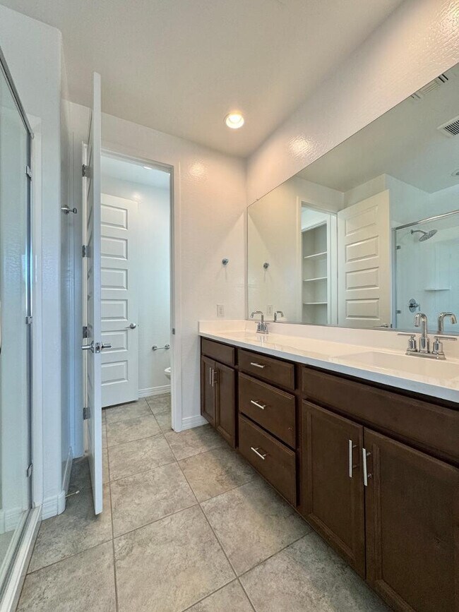 Building Photo - 9006 W Rancho Dr