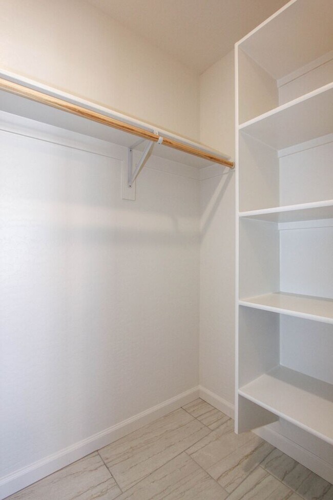 Building Photo - 1251 Barzona Ave