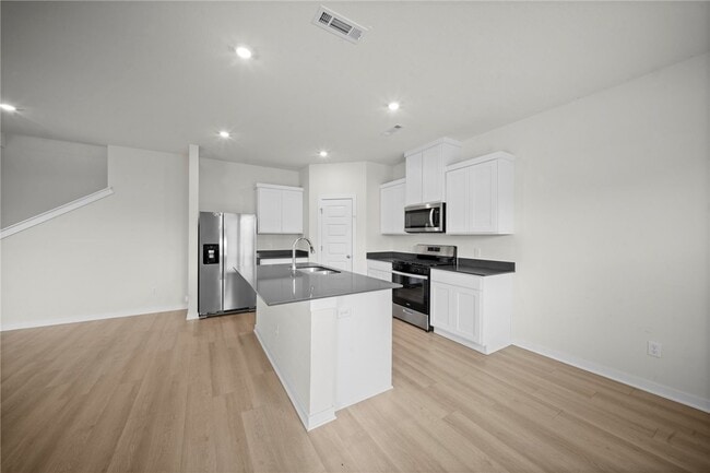 Building Photo - 3844 Pinecrest St