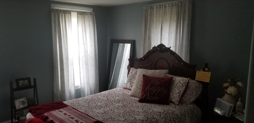 Bedroom - 370 N State St