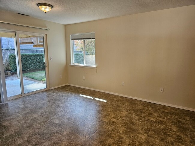 Building Photo - CLOSE IN SW PORTLAND RANCH 3/2 + 2 CAR GAR...