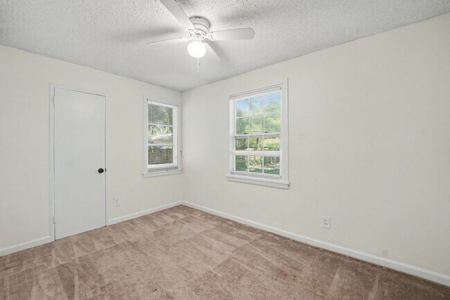 Building Photo - 3 Bed 2 Bath Home with Great Outdoor Space!
