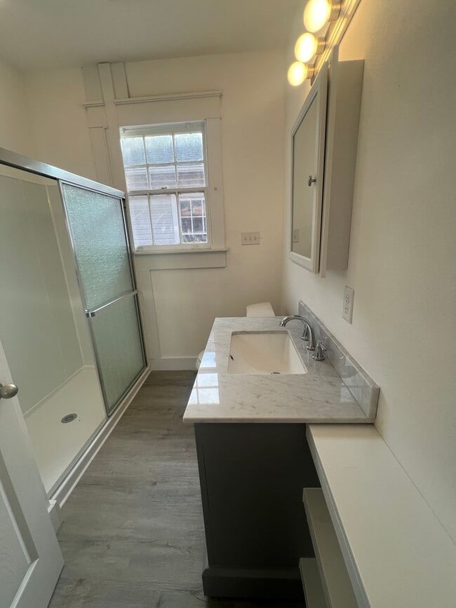 Building Photo - 3 or 4 Bedroom Available on Broadway!