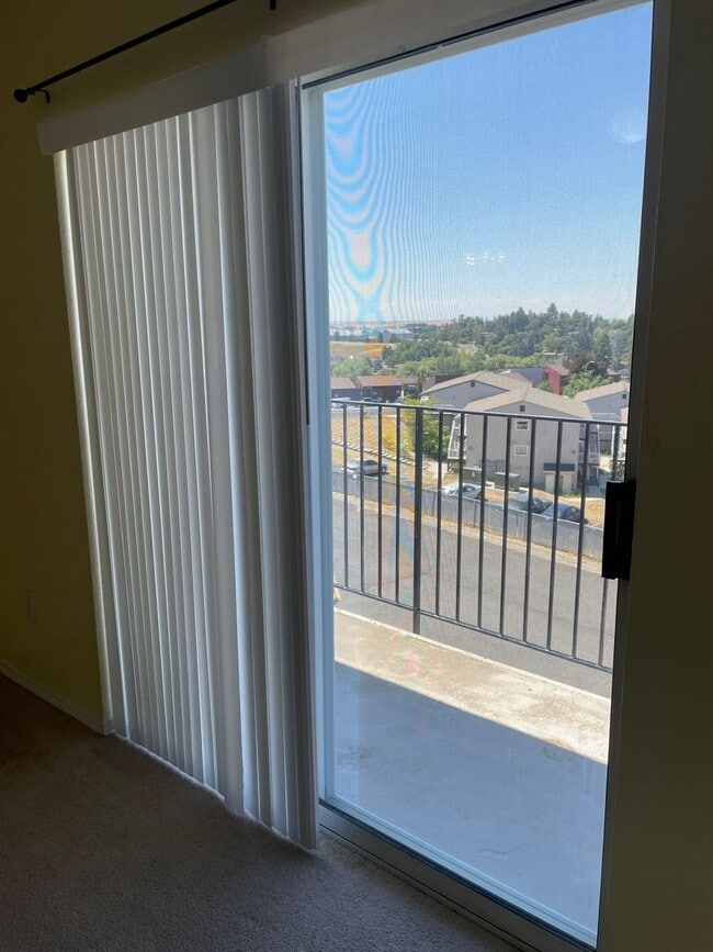 Building Photo - 3 bedroom, 2 bath on College Hill!