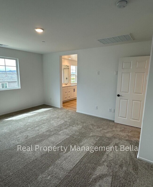 Building Photo - Modern Luxury Awaits: Discover Your Dream Home!