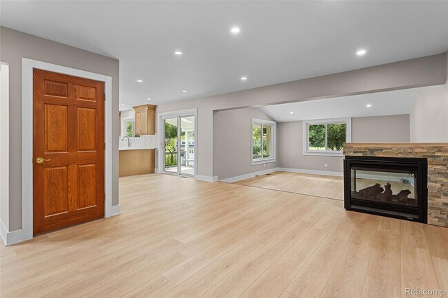 Building Photo - 6552 Orion Rd