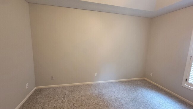 Building Photo - 328 Glencoe Dr