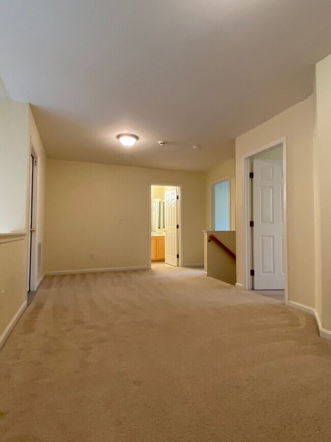 Building Photo - Updated 3 Bed, 2.5 Bath Townhome Available in Mauldin!