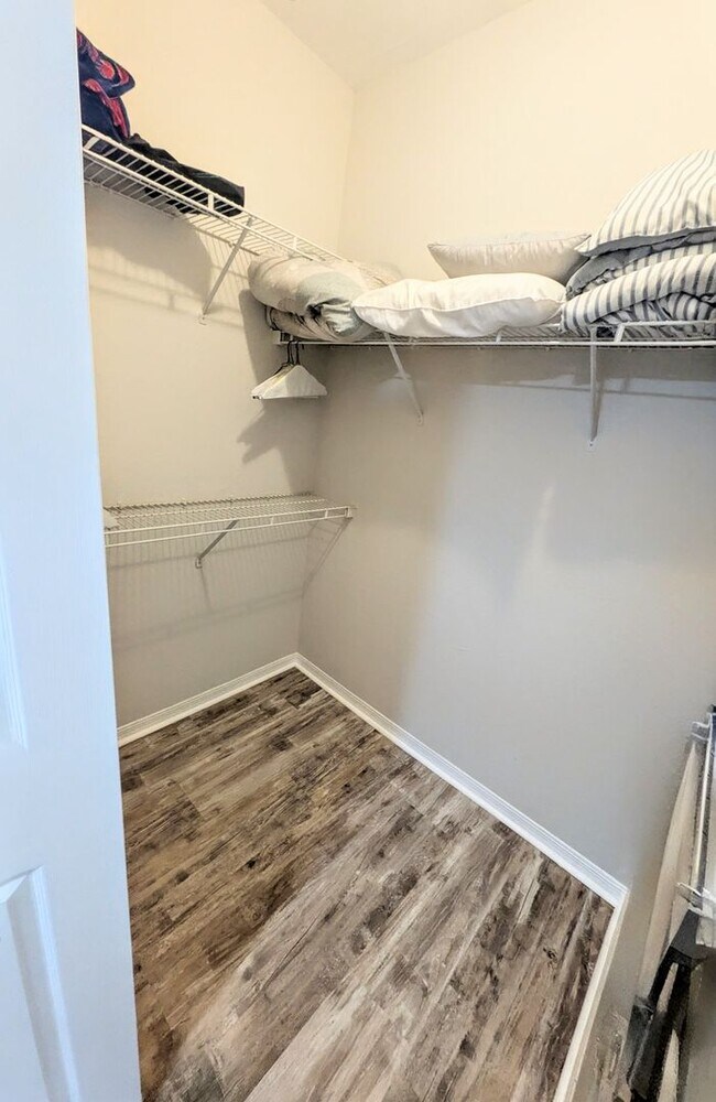 Building Photo - 6-12 month TURNKEY FURNISHED GOUNG FLOOR 2/2 CONDO