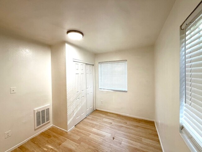 Building Photo - 3421