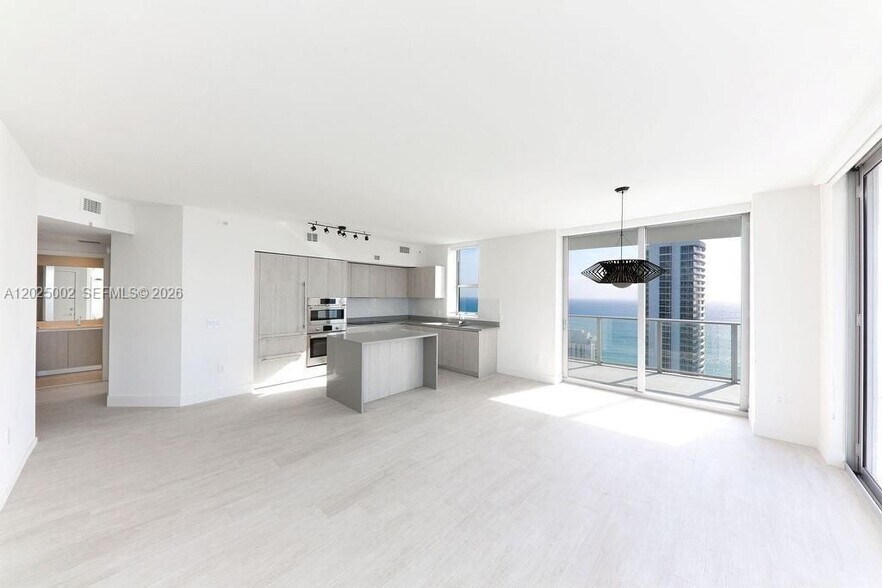 Building Photo - 4010 S Ocean Dr