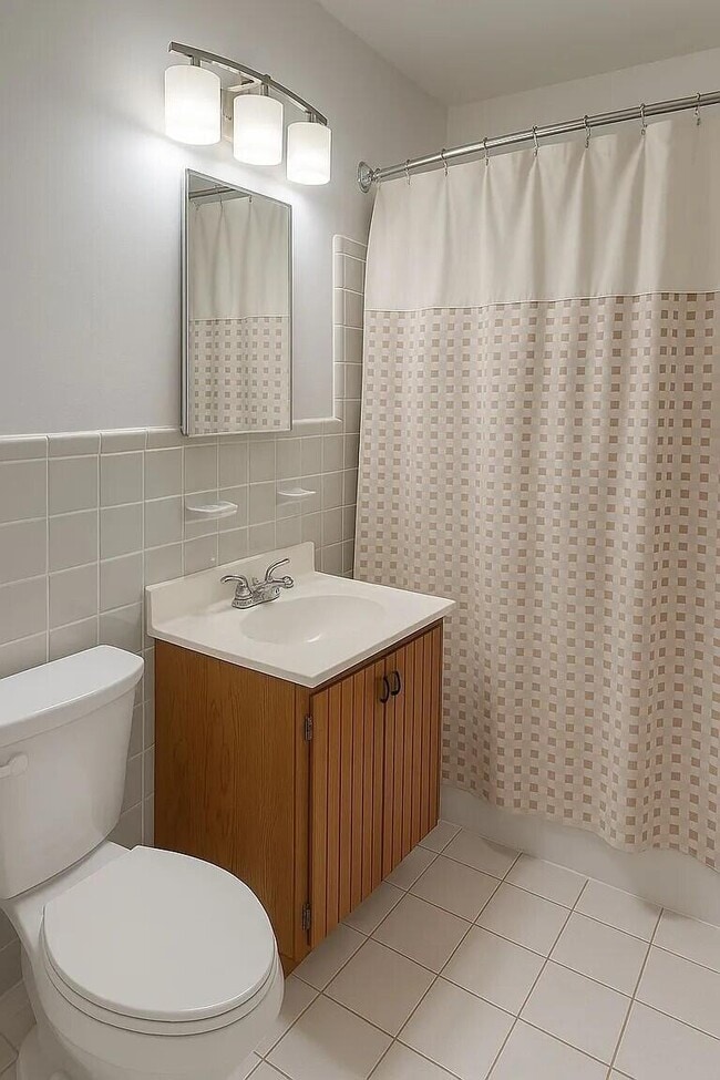 Building Photo - 2800 Middle River Dr