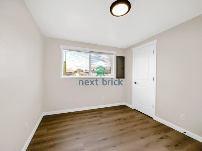 Building Photo - Beautiful 3 beds, 1 bath Single Family Home is available for Rent in Renton!