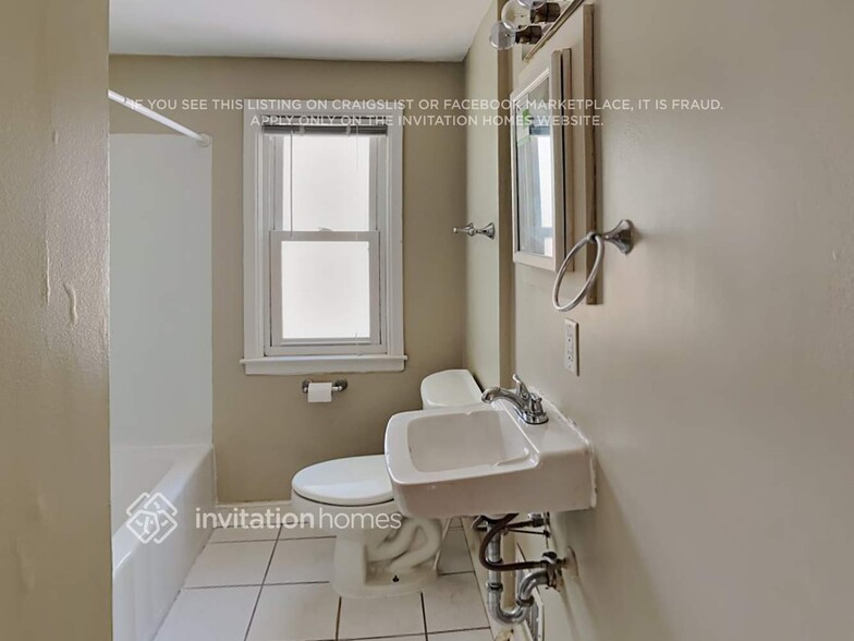 Building Photo - 2240 E 42nd St