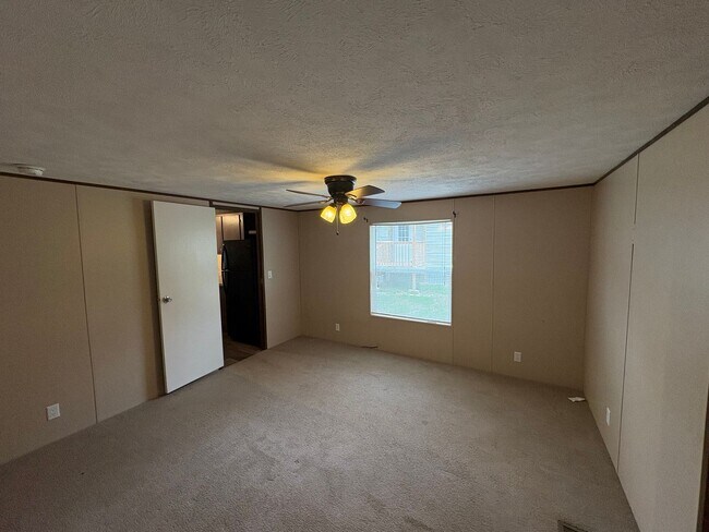 Building Photo - For Rent